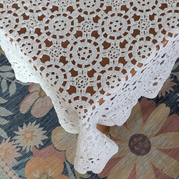 Beautiful Vintage White Lace Tablecloth Rectangle 48"x 70" Scalloped Edges - Picture 4 of 7